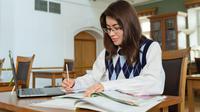 Ilustrasi buku, laptop, belajar, kalimat efektif. (Foto oleh Yaroslav Shuraev: https://www.pexels.com/id-id/foto/gadis-penulisan-duduk-mahasiswa-9489771/)