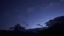 Suasana gunung Matterhorn dari kejauhan, saat rangkaian lampu dinyalakan, Zermatt, Swiss, Senin (13/7/2015). Briton merupakan orang yang pertama kali mendaki gunung ini, dengan dibantu oleh 6 tim pendaki. (REUTERS/Denis Balibouse)