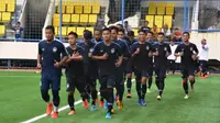 Para pemain PSIS Semarang melakukan jogging dalam latihan perdana di Stadion Citarum, Semarang, Kamis (30/1/2020). (Vincentius Atmaja)
