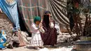 Seorang wanita bersama dengan putrinya di tenda kamp pengungsian di Dharawan, Sanaa, Yaman, (15/4). (AFP Photo / Mohammed Huwais)