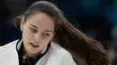 Reaksi atlet curling asal Rusia, Anastasia Bryzgalova saat melawan ganda campuran Norwegia pada Olimpiade Musim Dingin Pyeongchang 2018, Selasa (13/2). Gara-gara kecantikannya, olahraga curling seketika langsung digemari banyak orang. (AP/Aaron Favila)