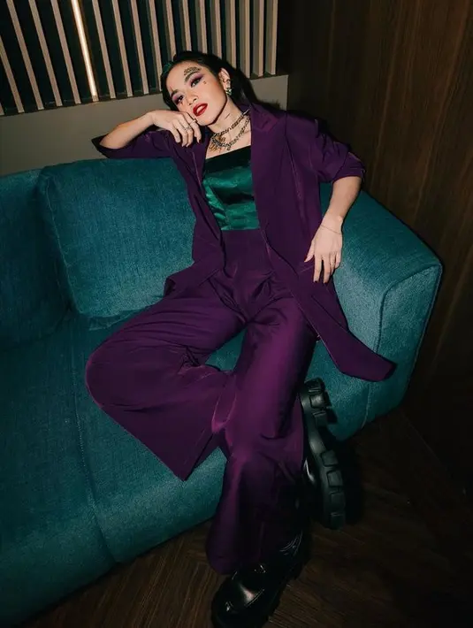 <p>Ketika manggung, Mahalini sering tapil edgy dengan kostum yang unik. Salah satunya adalah ketika ia tampil untuk acara Halloween. [Foto: instagram.com/mahaliniraharja]</p>