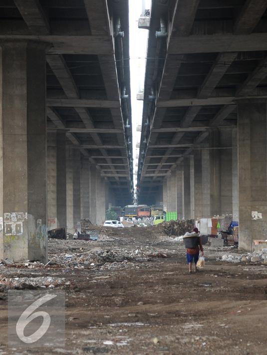 Suasana kolong Tol Sedyatmo, Jakarta, Jumat (16/9). Sebelumnya, 50 bangunan liar (bangli) di bawah kolong Tol Sedyatmo, Penjaringan kembali ditertibkan Pemkot Jakut. (Liputan6.com/Yoppy Renato)
