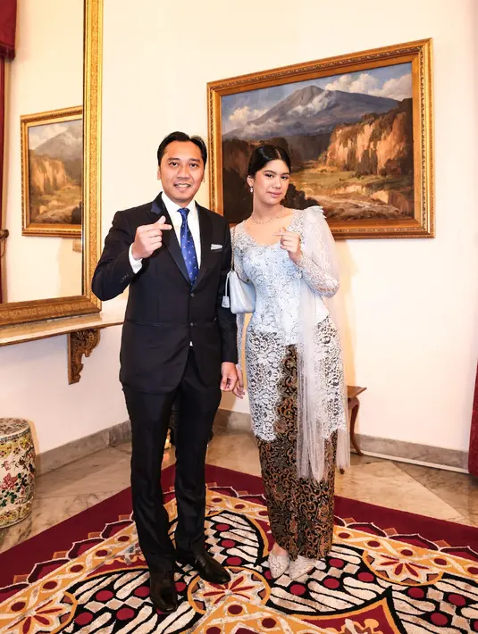 Rambut Almira ditata sanggul modern dengan gaya belah dua tanpa poni. Tampak ia pun membawa shoulder bag warna biru serasi dengan kebayanya. [credit/Bintang Radityo]