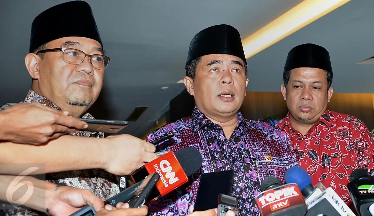 Ketua DPR RI Ade Komarudin dan Ketua BPK, Harry Azhar Azis memberi keterangan usai melakukan pertemuan di Gedung Nusantara III DPR Senayan, Jakarta, Rabu (2/3). Pertemuan tersebut dalam rangka silaturahmi antara kedua lembaga. (Liputan6.com/Johan Tallo)