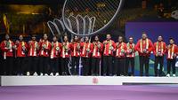 Tim bulu tangkis putri Indonesia berfoto di atas podium saat mendapatkan medali perak Piala Uber 2024 di Hi-Tech Zone Sports Centre Gymnasium, Chengdu, China, Minggu (5/5/2024). Apriyani dan kolega takluk dengan skor 0-3 dari tuan rumah China. (AFP/Wang Zhao)