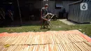 Pekerja menyelesaikan pembuatan sepeda yang terbuat dari bambu di Workshop Arana Bike, Gunung Putri, Kabupaten Bogor, Jawa Barat, Selasa (15/3/2022). Tipe Komodo dan Minivelo dijual dengan harga Rp 5 juta per rangkanya. (merdeka.com/Imam Buhori)