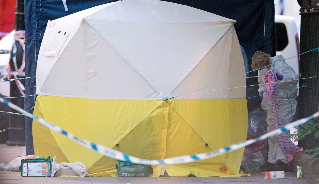 Petugas forensik didatangkan ke lokasi penyerangan pisau di Russell Square, pusat kota London, Inggris, Kamis (4/8). Satu orang perempuan tewas dan lima orang lainnya terluka akibat aksi serangan pisau yang dilakukan oleh seorang pria. (JUSTIN Tallis/AFP)