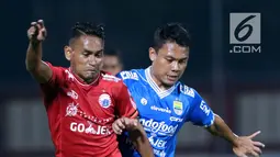 Pemain tengah Persija, Ramdani Lestaluhu (kiri) berebut bola dengan pemain Persib, Dedi Kusnandar pada lanjutan Go-Jek Liga 1 Indonesia 2018 bersama Bukalapak di Lapangan PTIK, Jakarta, Sabtu (30/6). Persija unggul 1-0. (Liputan6.com/Helmi Fithriansyah)