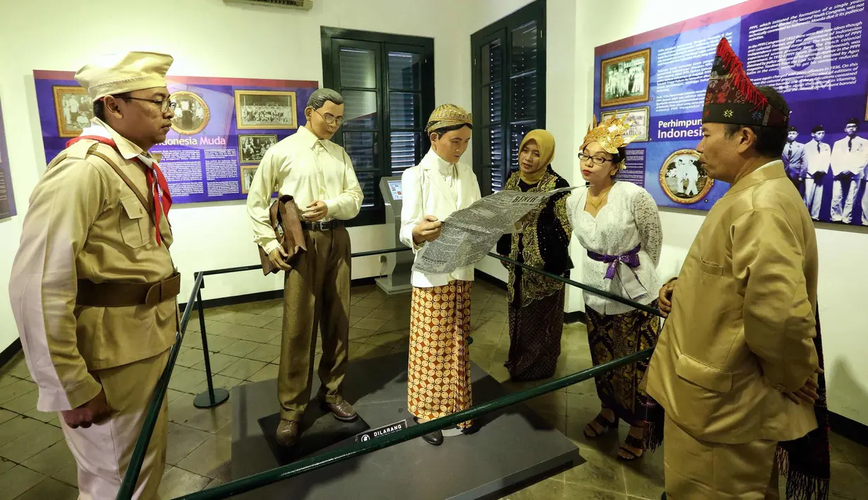 Pengunjung mengenakan kostum adat dan pejuang mengamati patung diorama di Museum Sumpah Pemuda, Jakarta, Jumat (27/10). Untuk tahun ini peringatan Sumpah Pemuda mengangkat tema Pemuda Indonesia Berani Bersatu. (Liputan6.com/Faizal Fanani)