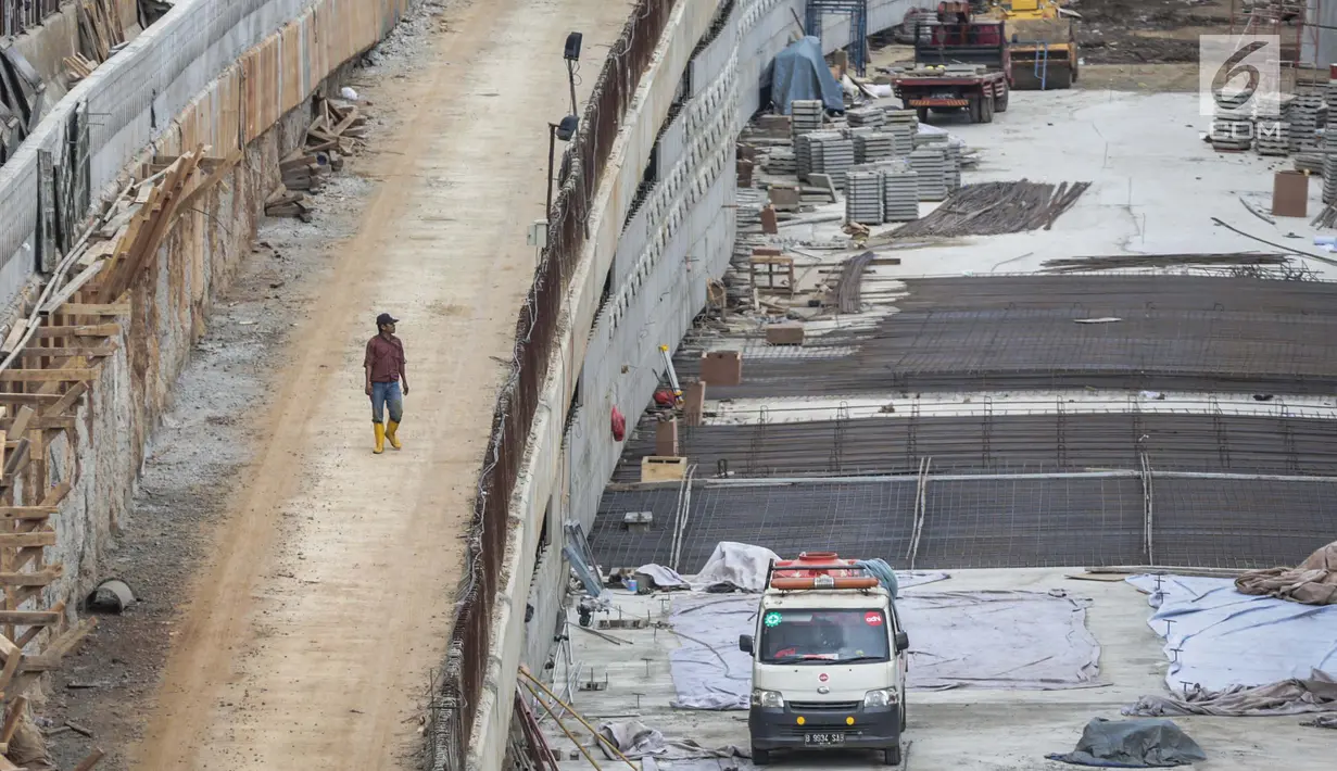 Kendaraan terjebak macet ketika melintasi proyek pembangunan underpass Mampang di kawasan Mampang, Jakarta, Rabu (27/12). Proyek senilai Rp200 miliar itu dibangun sepanjang 800 meter, lebar 20 meter dengan empat lajur jalan. (Liputan6.com/Faizal Fanani)