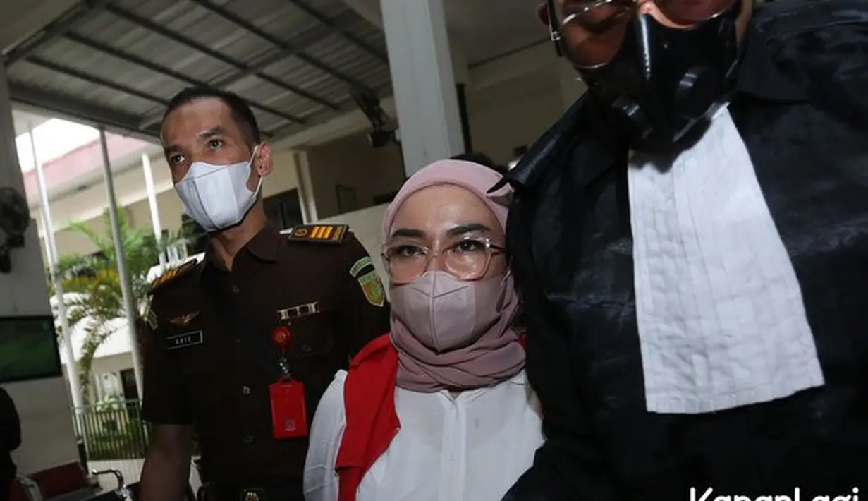 Sidang berlangsung di Pengadilan Negeri Jakarta Selatan, Kamis (22/9). Pada sidang kali ini, Medina berharap Hakim akan meringankan tuntutan hukum untuknya. (KapanLagi.com®/Budy Santoso)