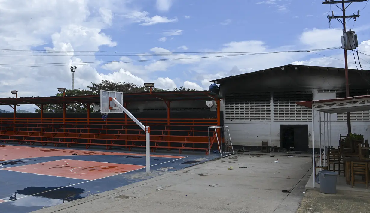 Pemandangan lapangan basket di penjara Tocoron di Tocoron, Negara Bagian Aragua, Venezuela, diambil pada tanggal 23 September 2023. (Photo by YURI CORTEZ / AFP)