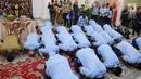Suasana saat Gubernur DKI Jakarta Anies Baswedan dan Wakilnya Sandiaga Uno sujud syukur bersama pegawai Transjakarta di Balai Kota DKI Jakarta, Selasa (20/3). Menurut Anies, acara ini diinisiasi oleh Sandiaga Uno. (Liputan6.com/Pool/Dadang WS)