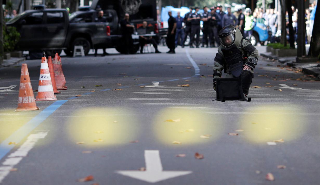 Petugas Penjinak Bahan Peledak dari Kepolisian Brasil mempersiapkan peralatan sebelum menghampiri tas mencurigakan di Rio de Janeiro, Senin (18/7). Pemerintah Brasil memperketat keamanan jelang Olimpiade Rio de Janiero 2016. (REUTERS/Ueslei Marcelino)