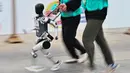 Lomba lari setengah maraton robot humanoid ini merupakan bagian pengujian dan verifikasi bagi 21 robot humanoid. (Pedro PARDO/AFP)