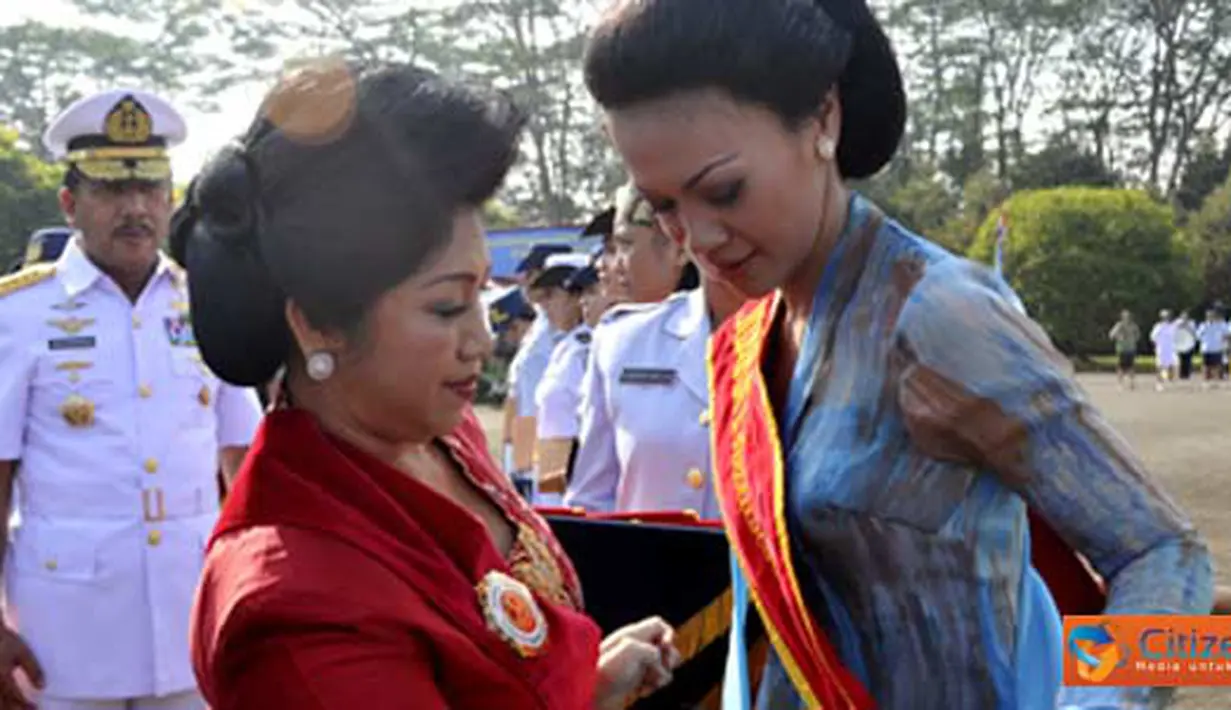 Citizen6, Jakarta: Istri Panglima TNI Laksamana TNI Agus Suhartono, S.E., memberikan apresiasi kepada wanita TNI, Jakarta, Kamis (21/4). (Pengirim: Badarudin Bakri Badar)