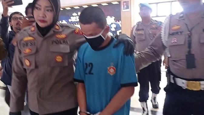Polres Bogor mengungkap dugaan sementara tersangka DA (35) membunuh dan mutilasi serta masukkan jasad korban ke koper merah di Bogor, Jawa Barat. (Achmad Sudarno)