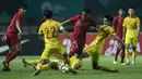 Gelandang Timnas Indonesia, Aulia Hidayat, berusaha melewati kepungan pemain China pada laga PSSI 88th U-19 di Stadion Pakansari, Jawa Barat, Selasa (25/9/2018). (Bola.com/Vitalis Yogi Trisna)