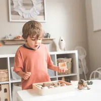 Pilih permainan yang melibatkan interaksi, seperti permainan kelompok kecil, board game sederhana, atau bernyanyi bersama. (Foto: Paige Cody/Unsplash)