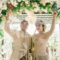 Kabar bahagia datang dari gitaris Geisha Roby Satria. Setelah lima tahun menduda, Roby menikah lagi dengan Hanna Hanifah. Pernikahan Roby dan Hanna di gelar pada Sabtu, 23 Desember 2023. Berikut beberapa potretnya. [Instagram/redberrywedding]