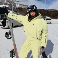 Lihat di sini tampilan Lisa BLACKPINK saat main ski. [@lalalalisa_m].