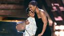 Penyanyi Alicia Keys memeluk putranya Egypt Dean selama acara iHeartRadio Music Awards 2019 di Los Angeles, California, AS (14/3). (AP Photo/Chris Pizzello)