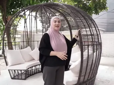 Pada bagian depan, terdapat sebuah taman kecil dengan kursi yang disebut oleh Irish Bella sebagai sangkar burung. Terlihat minimalis, namun taman tersebut juga begitu rindang dengan pepohonan yang ada. (Liputan6.com/YouTube/Aish TV)