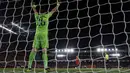 Kiper Arsenal Emiliano Martinez  dan penyerang Liverpool, Curtis Jones bersiap saat adu penalti pada laga babak 16 Besar Carabao Cup di Anfield Stadium, Rabu (30/10/2019). Berimbang 5-5 di waktu normal, Liverpool menang 5-4 dalam adu penalti dan maju ke perempatfinal . (AP/Jon Super)