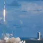 Korea Selatan luncurkan satelit militer pertamanya, ANASIS-II, yang dibawa oleh Roket Falcon 9 dari Stasiun Angkatan Udara Cape Canaveral di Florida, AS, Selasa (21/7/2020). (Photo credit: South Korea's Defense Acquisition Program Administration/AFP)
