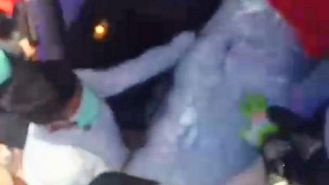 Seorang warga dengan gejala covid-19 dibungkus lakban di Kolaka.(Liputan6.com/Ahmad Akbar Fua)