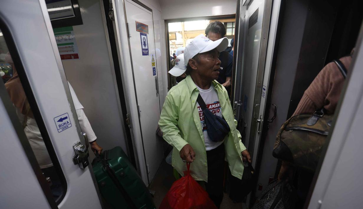 Calon penumpang sesaat sebelum masuk ke dalam Kereta Api Jarak Jauh di Stasiun Pasar Senen, Jakarta, Senin (16/3/2026). (Kapanlagi.com/Budy Santoso)