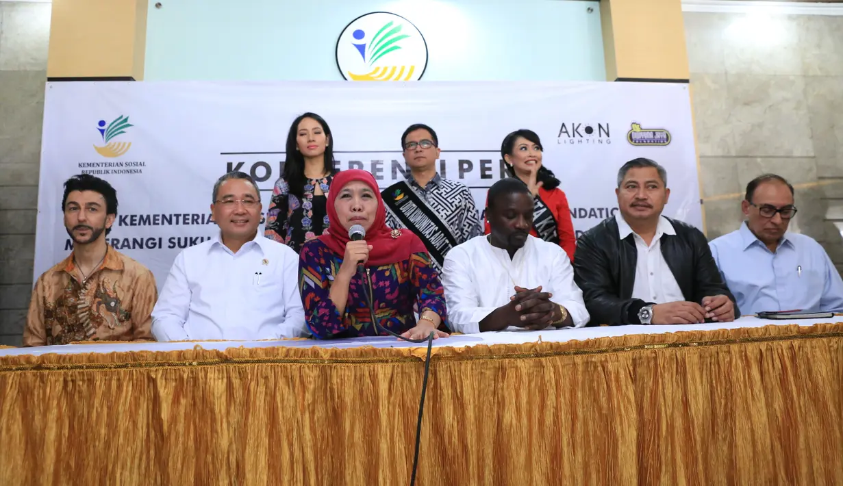 Menteri Sosial, Khofifah Indar Parawansa, dan Menteri Desa Tertinggal Eko Putro Sandjojo serta Akon saat menggelar jumpa pers di gedung Kementerian Sosial, Salemba, Jakarta Pusat, Rabu (8/3/2017). (Adrian Putra/Bintang.com)