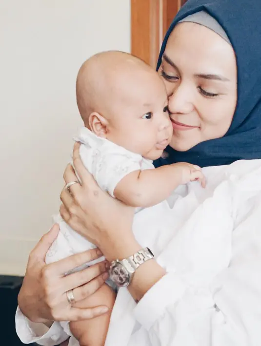 Kabar bahagia bertambahnya anggota keluarga itu diungkapkan pemain sinetron Deru Demu itu melalui akun instagram. Minggu, 10 Desember 2017, Enno melahirkan anak keempat berjenis kelamin laki-laki. (Instagram/ennolerian_)