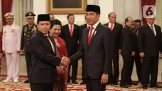 Presiden Joko Widodo (kanan) menyalami Laksamana Madya (Laksdya) TNI Aan Kurnia saat dilantik sebagai Kepala Badan Keamanan Laut (Bakamla) di Istana Negara, Jakarta, Rabu (12/2/2020). Aan menjadi Kepala Bakamla menggantikan Laksamana Madya Achmad Taufiqoerrochman. (Liputan6.com/Faizal Fanani)