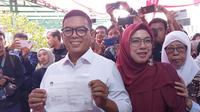 Calon Gubernur Banten nomor urut 2, Andra Soni menyoblos di TPS 29, Kelurahan Paninggilan, Kecamatan Ciledug, Kota Tangerang, Rabu (27/11/2024). (Liputan6.com/Pramita Tristiawati)