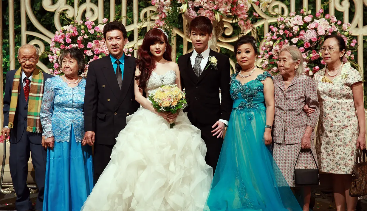 Sebelum resepsi dilangsungkan, mereka telah melalui beberapa proses pemberkatan dan juga penjemputan pengantin wanita serta tea pai, sebuah tradisi pernikahan masyarakat Tionghoa yang masih dilakukan sampai saat ini. (Deki Prayoga/Bintang.com)