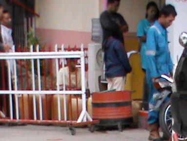 Citizen6, Pangkalan Berandan: Akibat ulah nakal SPBU di Pangkalan Berandan membuat penyaluran BBM tersendat sehingga menjadi langka. (Pengirim: Taufan Fiznaldi)