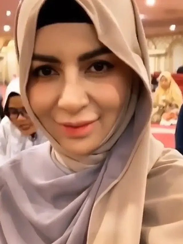 Potret Artis Five Vi Rachmawati Mengenakan Hijab