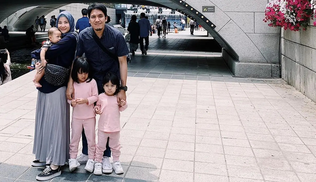 Beberapa waktu terakhir, Desta dan keluarga kecilnya ini bertandang ke Korea. Keharmonisan keluarga ini makin terlihat saat semuanya mengenakan pakaian yang senada. (Liputan6.com/IG/@natasharizkynew)