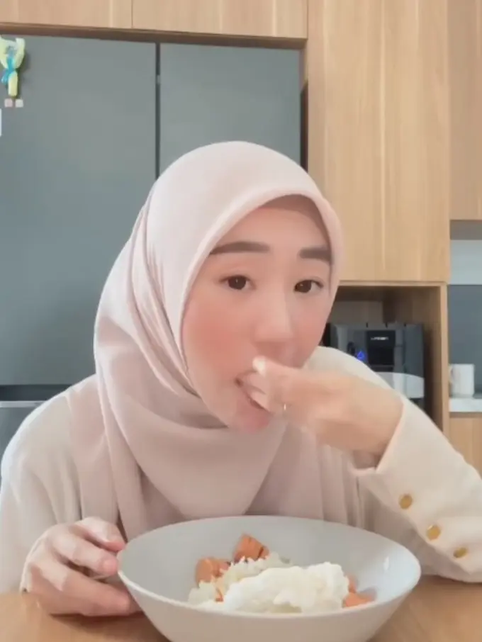 Potret Dapur Rumah Larissa Chou, Penataan Rapi dengan Imbuhan Aksen Kayu