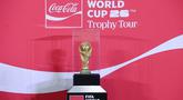 Trofi FIFA World Cup 2026 diperlihatkan kepada media saat Trophy Tour di Jakarta International Convention Center (JICC), Senayan, Jakarta, Kamis (22/1/2026). (Bola.com/ Abdul Aziz)