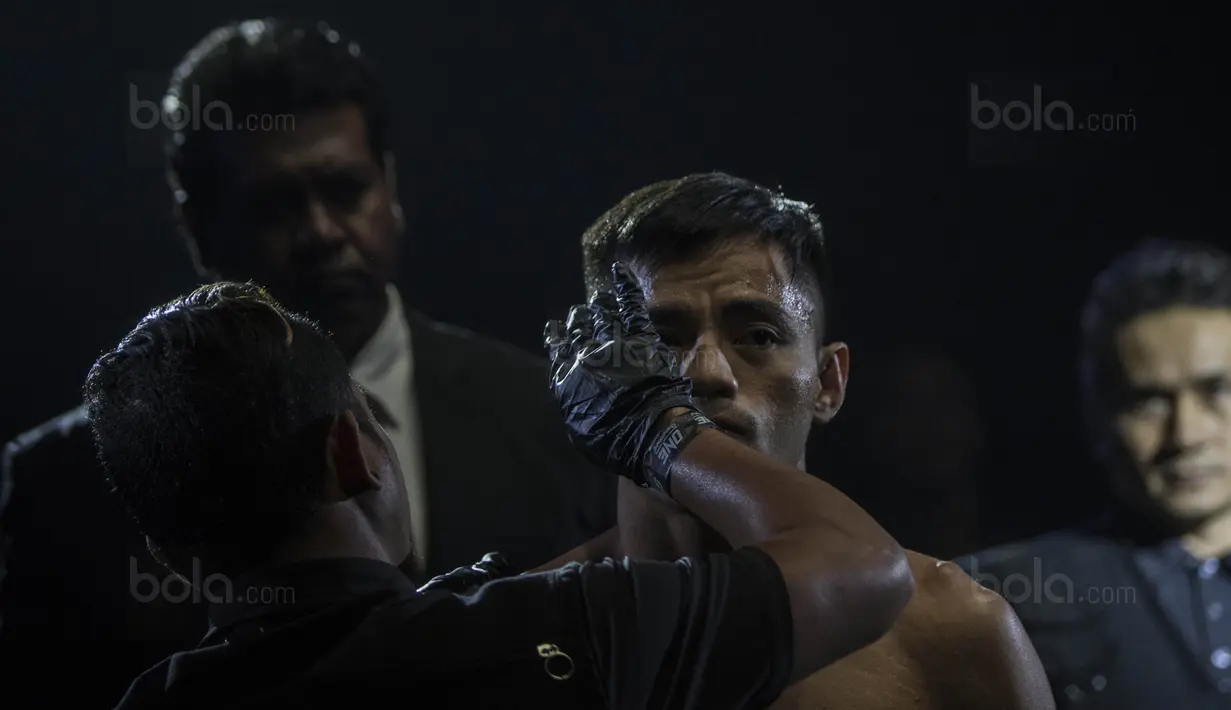 Petarung Indonesia, Stefer Rahardian, bersiap menghadapi petarung Pakistan, Muhammad Imran, pada laga One Championship di JCC Senayan, Jakarta, Sabtu (20/1/2018). Stefar berhasil mengalahkan Imran. (Bola.com/Vitalis Yogi Trisna)