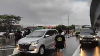 Puluhan warga tutup jalan tol di Makassar (Liputan6.com/Fauzan)