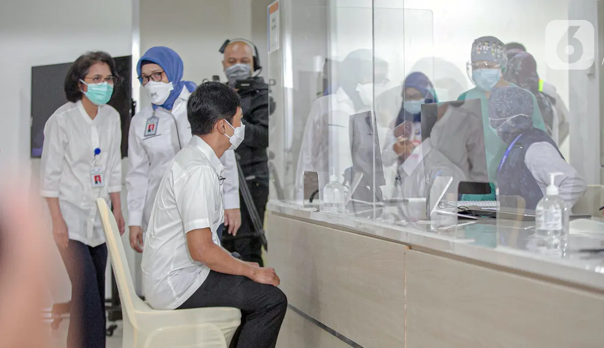 Wakil Menteri Kesehatan Dante Saksono Harbuwono menjalani pendataan sebelum disuntik vaksin virus corona COVID-19 di RSCM, Jakarta, Kamis (14/1/2021). Menteri Kesehatan Budi Gunadi Sadikin menuturkan, tahap awal program vaksinasi COVID-19 akan menyasar tenaga kesehatan. (Liputan6.com/Faizal Fanani)