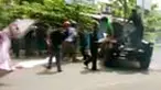 Ratusan demonstran yang umumnya mahasiswa dan ibu rumah tangga langsung berlarian ketika puluhan pendukung Bupati Gunungkidul dengan menggunakan dua jip membubarkan paksa aksi mereka di depan rumah dinas bupati. 
