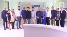 Komisioner KPI berfoto bersama dengan jajaran direksi SCTV dan Indosiar usai melakukan pertemuan di SCTV Tower, Jakarta, Rabu (26/2/2020). Dalam pertemuan  silahturahmi tersebut KPI menilai baik tayangan-tayangan pada SCTV dan Indosiar. (Liputan6.com/Angga Yuniar)