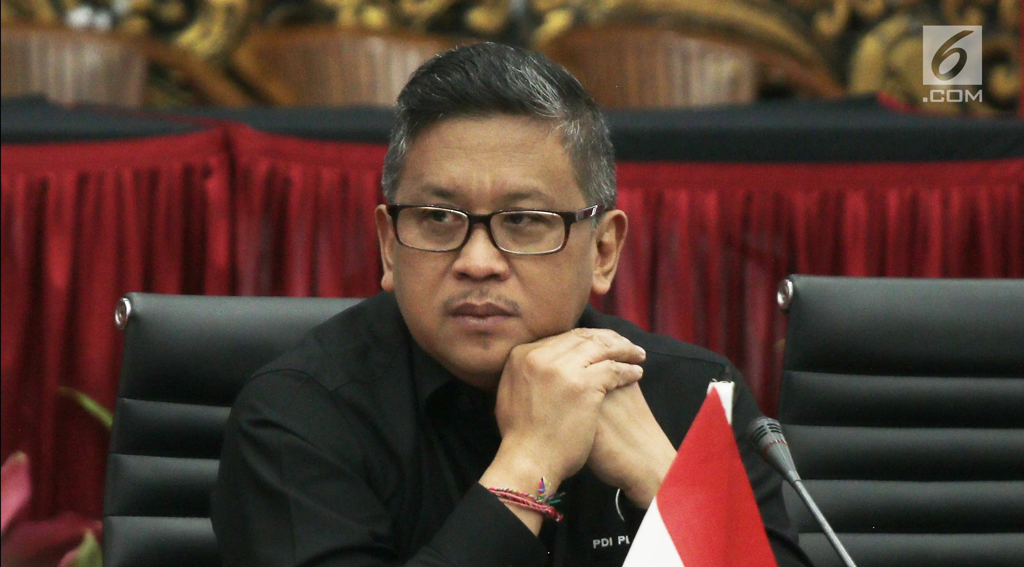 Sekjen PDIP Hasto Kristiyanto memberi pernyataan saat menerima kedatangan Bawaslu di Kantor DPP PDIP, Jakarta, Rabu (11/7). Bawaslu melakukan sosialisasi pengawasan pencalonan Pileg dan Pilpres. (Liputan6.com/Herman Zakharia)