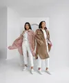 Long jacket berbahan furr yang dikenakan sebagai outer adalah pilihan outfit kembar yang tepat untukmu dan saudara. (instagram/elizrahajeng)
