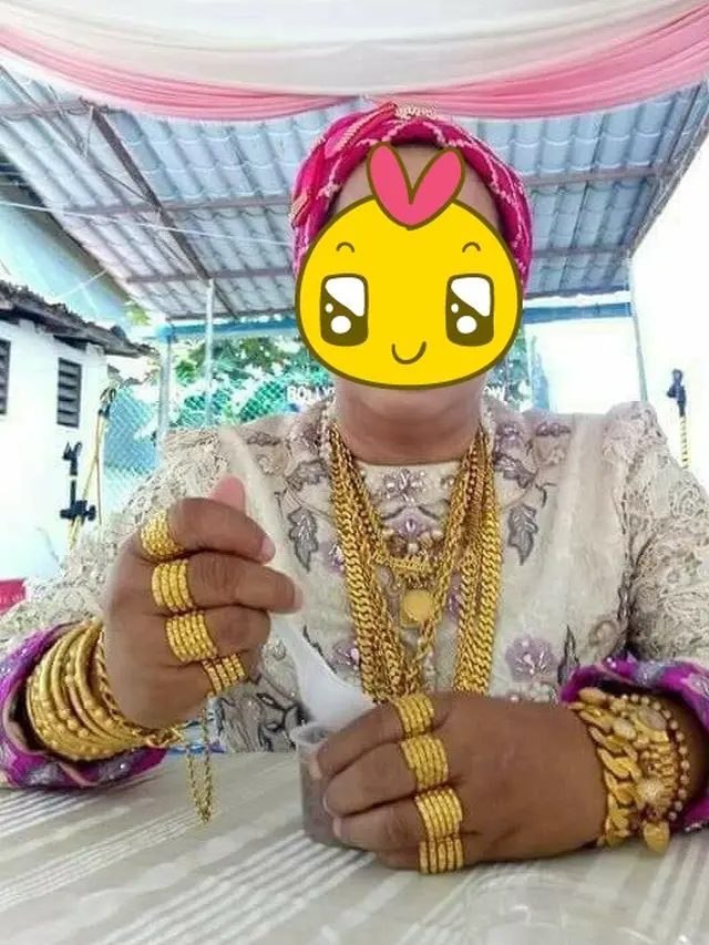10 Momen Emak-Emak Pamer Perhiasan Ini Bikin Tepuk Jidat
